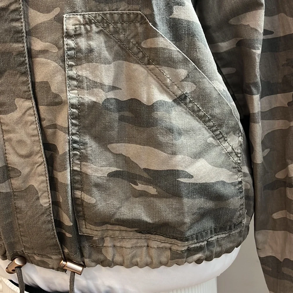 Sanctuary Camo print long sleeve button up waist length jacket with pockets M